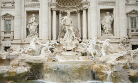 Roma svarsto apmokestinti turistų pamėgtą Trevi fontaną