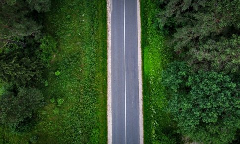 Dėl kelių būklės siūlo sekti lenkų pavyzdžiu: kasmet reikia bent 1 mlrd. eurų