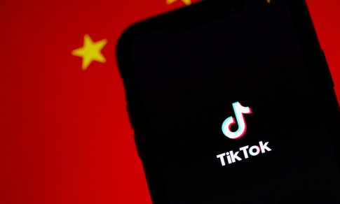 Pokyčiai tarp Kinijos milijardierių: pirmą kartą į viršūnę užkopė „TikTok“ įkūrėjas