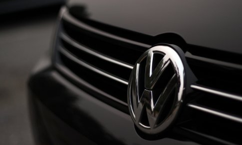 Mažiau automobilių parduodanti „Volkswagen“ ėmėsi dešrelių verslo