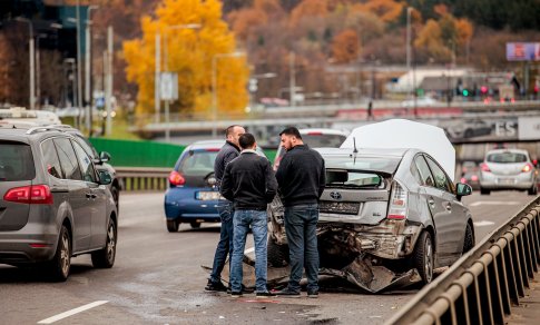 Parlamentas svarstys, kaip sumažinti dėl autoįvykių miestuose susidarančias spūstis