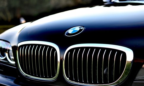 Smūgis BMW: 2024 m. pelnas smuko net 37 proc.