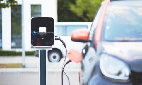 Technologinis proveržis: kinai pristatė platformą, kuri įkrauna elektromobilį per 5 minutes