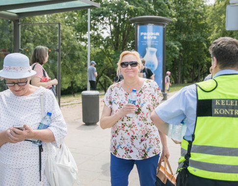 Nuo karščio dūstančiame sostinės viešajame transporte – vanduo keleiviams