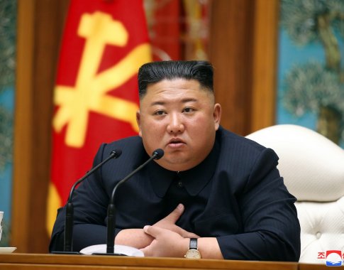 Šiaurės Korėja neigia savo lyderio mirtį: Kim Jong Unas pasirodė viešumoje