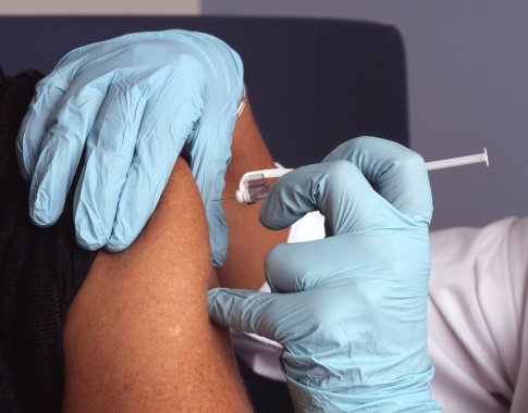 Rusija jau šią savaitę pradės žmonių skiepijimą prieštaringai vertinama vakcina nuo koronaviruso