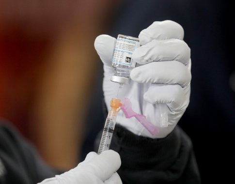 JAV svarstoma galimybė mažinti vakcinos dozę, kad būtų paskiepyta daugiau gyventojų