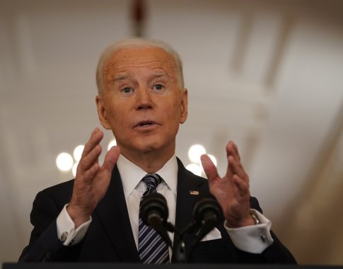 J. Bidenas: JAV kova su COVID-19 „toli gražu nesibaigė“