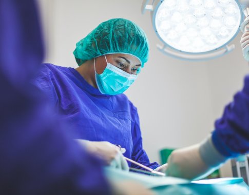 Austrijoje ne tą koją amputavusiai chirurgei skirta kelių tūkstančių bauda