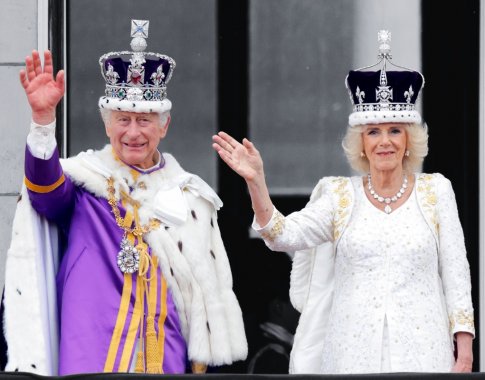 Didžiosios Britanijos karalius Karolis III mini pirmąsias karūnavimo metines