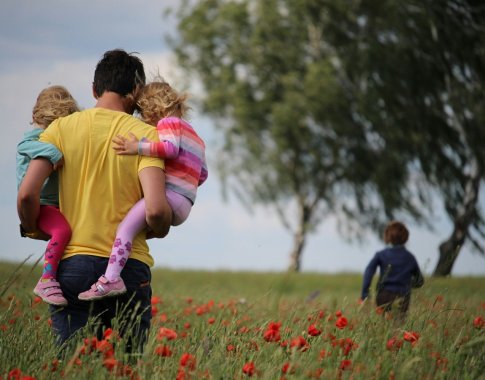 Siūloma plėsti „mamadienius“ ir „tėvadienius“: būtų suteikti šeimoms, auginančioms vaikus iki 16 metų