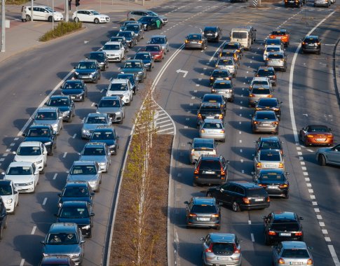 Šiltnamio efektą sukeliančių dujų išmetimai transporto sektoriuje mažėja per lėtai