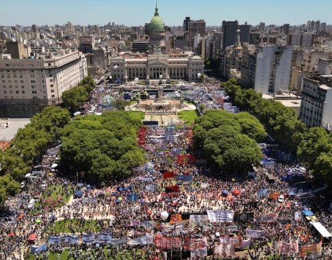 Argentinoje – visuotinis streikas prieš griežtą taupymo kursą