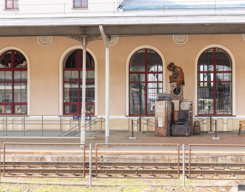 Vilniaus geležinkelio stoties perone – ydingą apetitą primenanti skulptūra