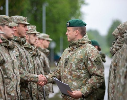 Seimas pritarė karinės prievolės reformai: jaunuolius šauks iš karto po mokyklos