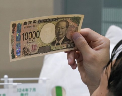 Japonija pirmą kartą per 20 metų išleido naujus pinigų banknotus