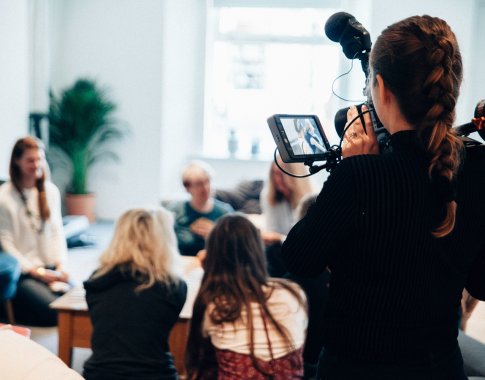 Siūlo stiprinti žurnalistų apsaugą: už jų įžeidinėjimą grėstų baudos iki 300 eurų