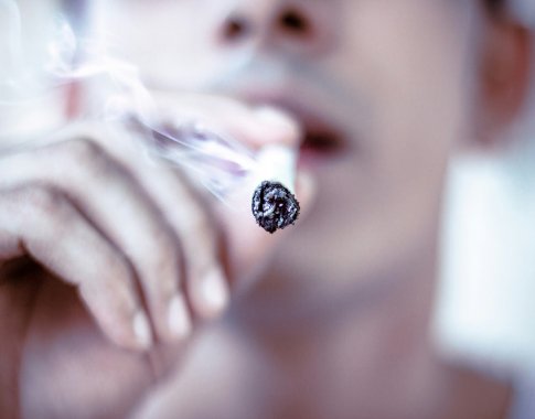 Daugumos rūkančiųjų priklausomybė prasideda nuo klasikinių cigarečių