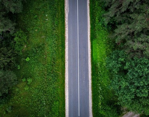 Dėl kelių būklės siūlo sekti lenkų pavyzdžiu: kasmet reikia bent 1 mlrd. eurų