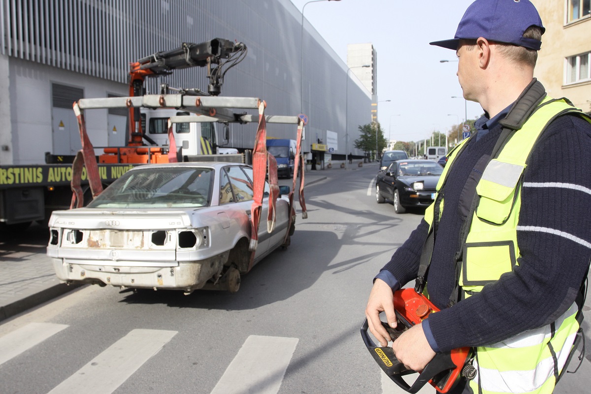 Vilnius bandys valytis nuo kiemuose riogsančių apleistų automobilių