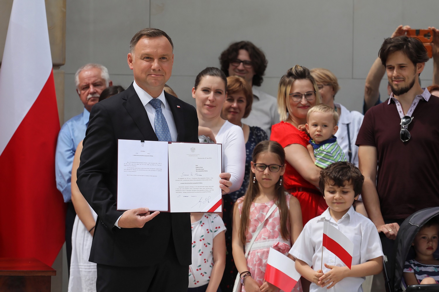 Lenkijos prezidentas A. Duda siūlo į Konstituciją įtraukti draudimą tos pačios lyties asmenų poroms įsivaikinti