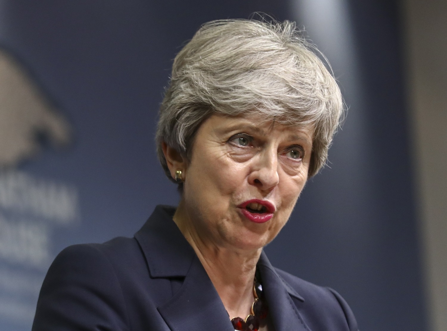 Buvusi JK premjerė Th. May kritikuoja „beatodairišką“ šalies „Brexit“ planą