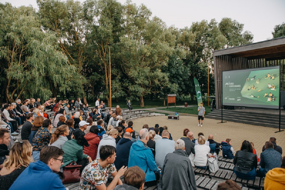 Atsinaujinęs ir išaugęs „Kino karavanas“ ruošiasi į tikrą kino ekspediciją: aplankys 40 Lietuvos miestų ir miestelių 