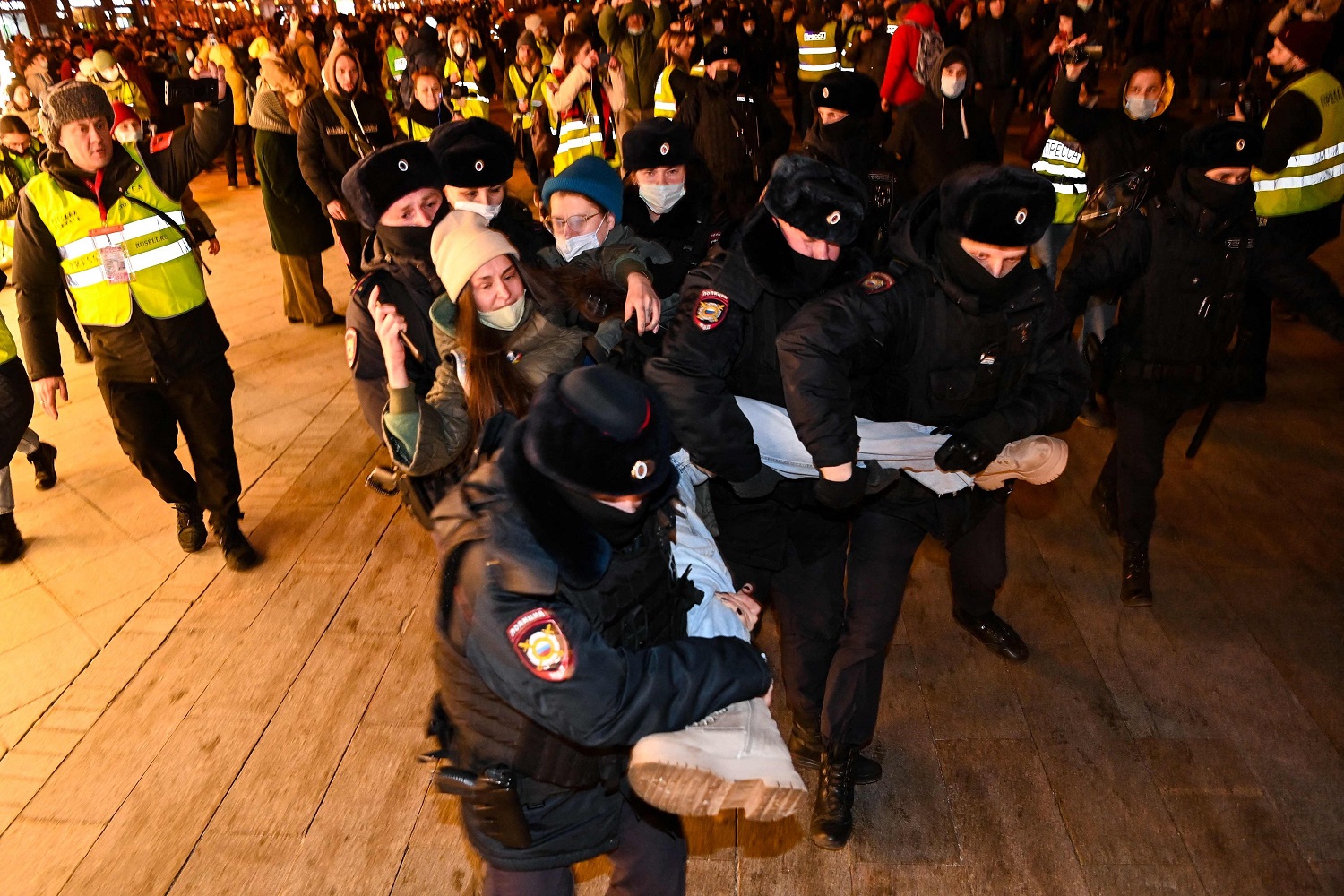 Rusija pirmą kartą pripažino patyrusi aukų Ukrainoje, toliau suimami protestuotojai