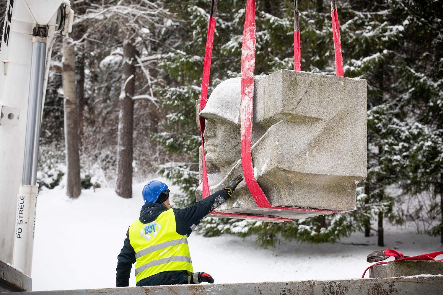 Pašalinus sovietinius reliktus – R. Šimašiaus džiaugsmas: „Dabar jau švaru“