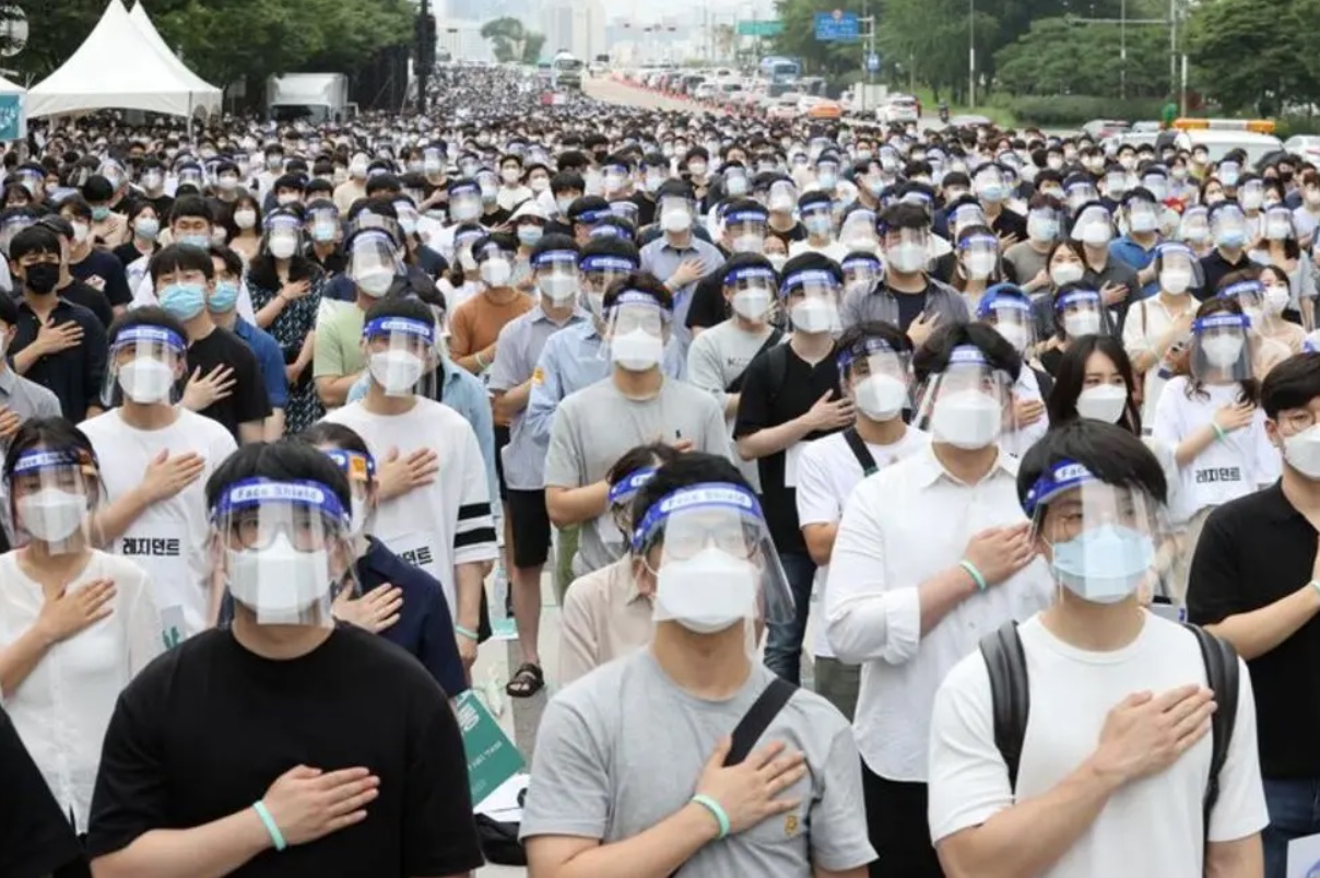 Dėl medikų streiko Pietų Korėjoje atšaukiamos operacijos nėščiosioms ir gydymas onkologiniams pacientams