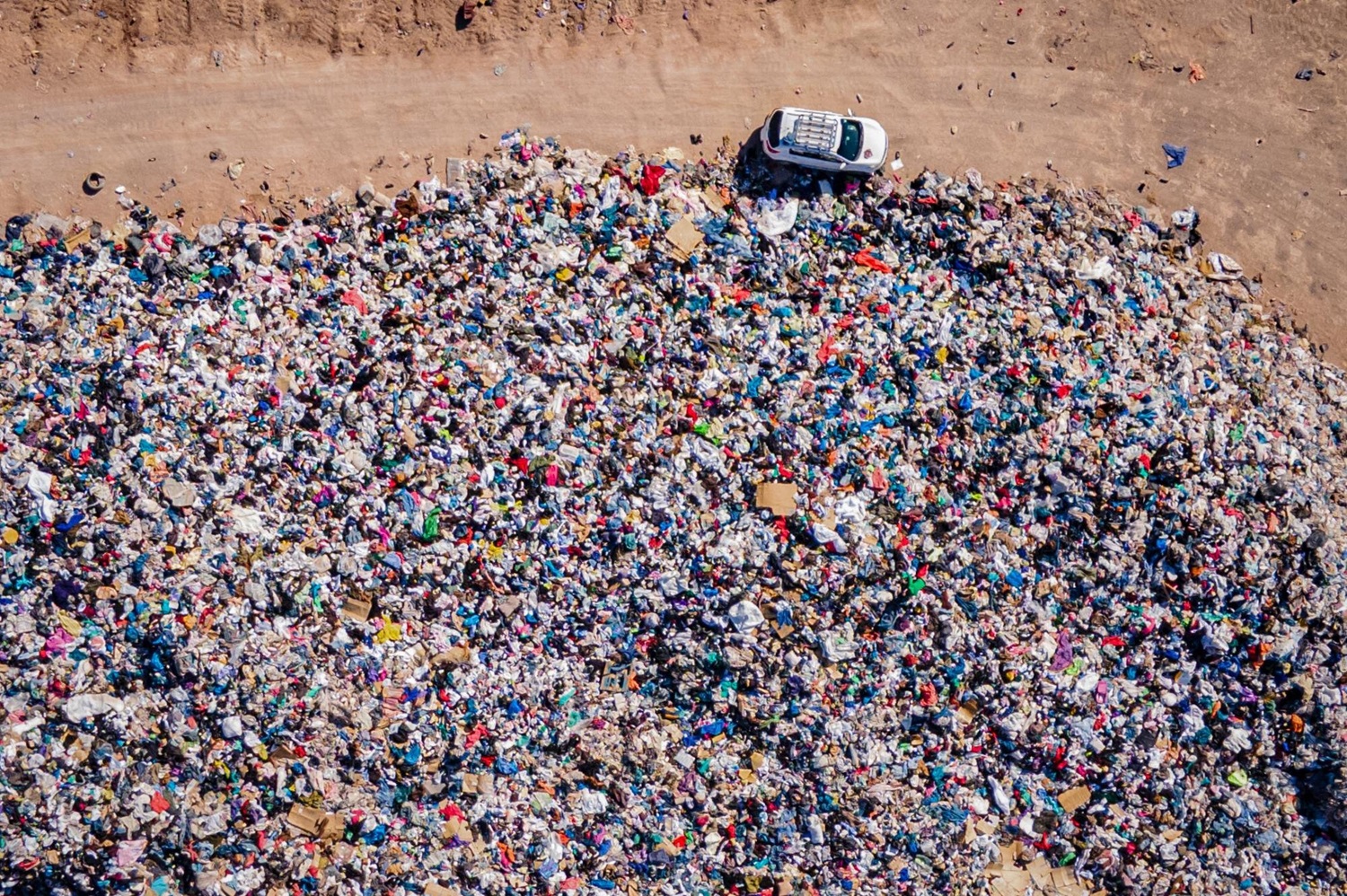 Atakamos dykuma Čilėje užtvindyta tūkstančiais tonų drabužių atliekų