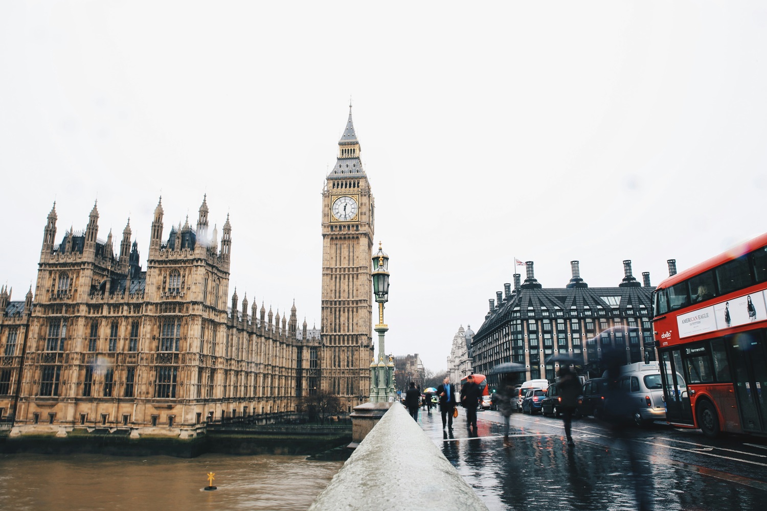 Prieš britų parlamento rinkimus  dešinieji populistai apklausoje pirmą kartą aplenkė valdančiuosius torius