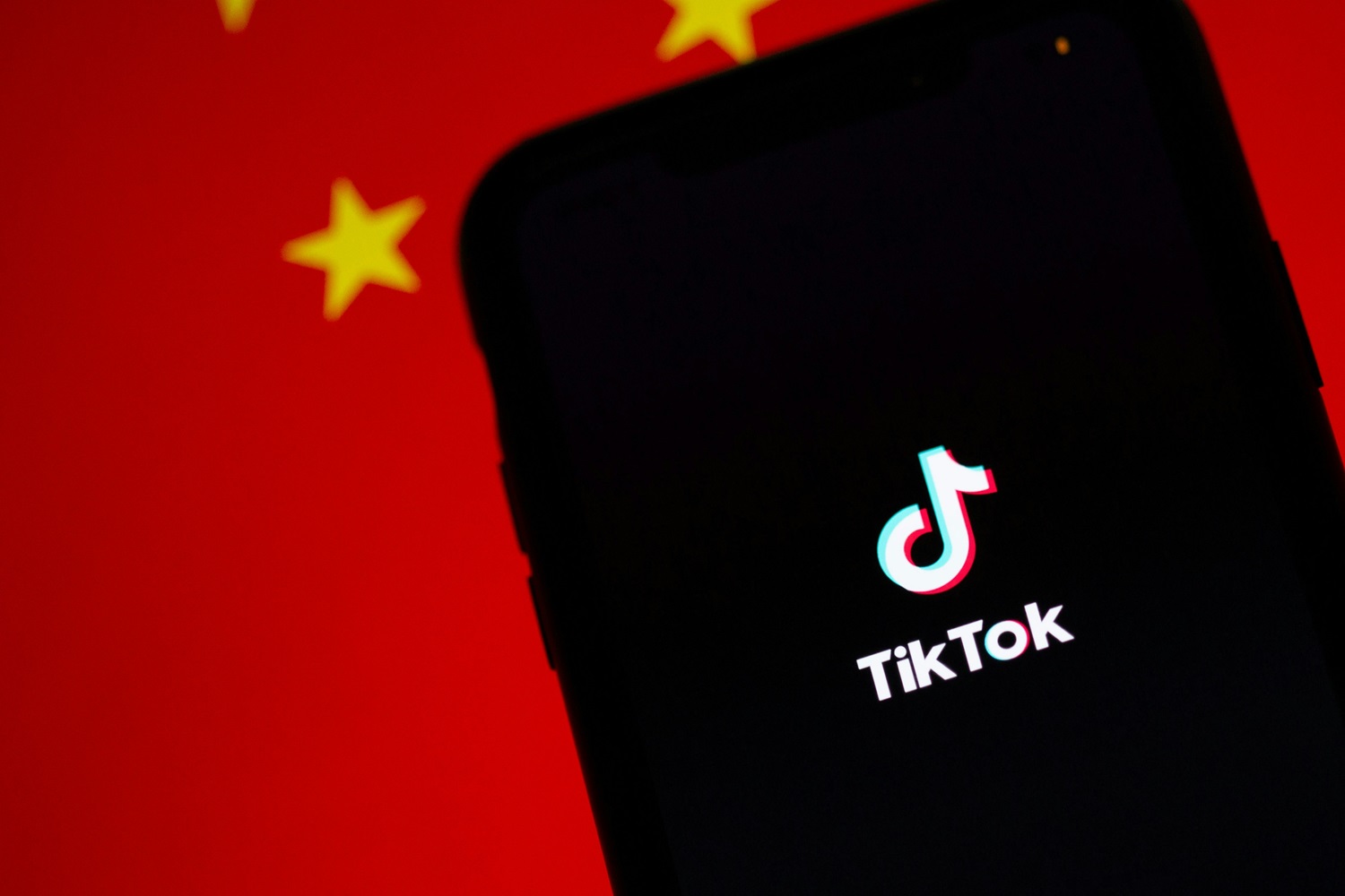 Pokyčiai tarp Kinijos milijardierių: pirmą kartą į viršūnę užkopė „TikTok“ įkūrėjas